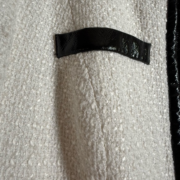 White & Black Boucle Tweed Blazer with Black Trim sz 6
Preppy Demure Old Money - Picture 4 of 8